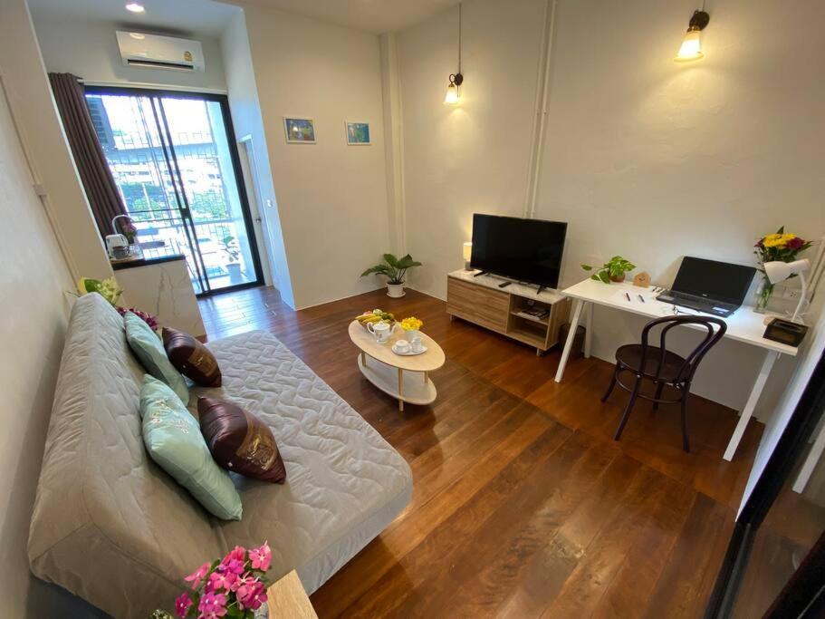 1 Min Walk To Bts, 3 Bed 3 Bath, Entire House Apartment Bangkok